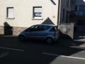 Falschparker auf dem Gehweg der Hauptstraße