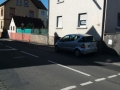Falschparker auf dem Gehweg der Hauptstraße