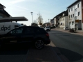 Falschparker auf dem Gehweg der neuen Hauptstraße